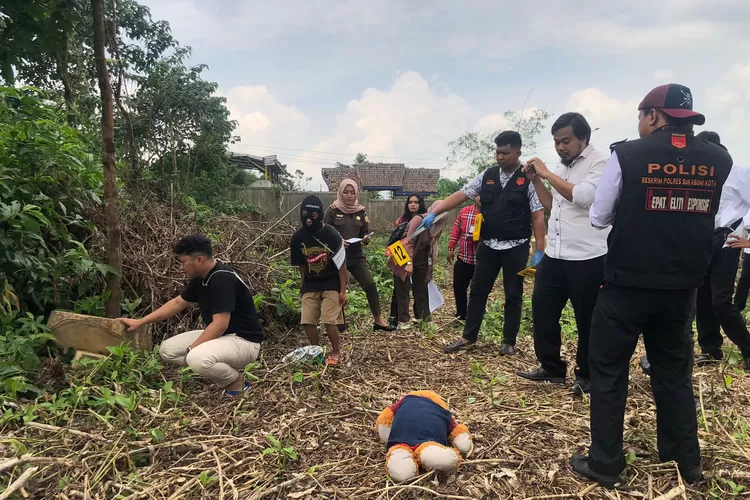 Rekonstruksi Adegan Kasus Sodomi dan Pembunuhan Bocah 7 Tahun
