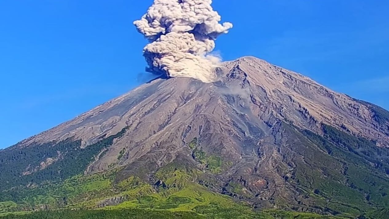 You are currently viewing Gunung Semeru Mengalami 563 Kali Erupsi Sejak Januari