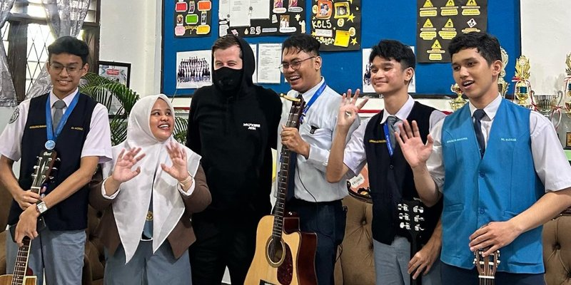 Musik Ternama Alan Walker Terbang dari AS ke Medan , Temui Guru Musik dan Muridnya