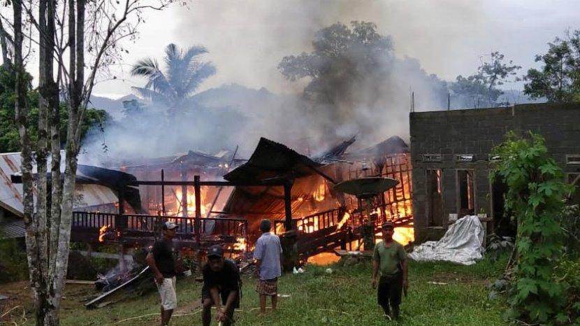 You are currently viewing Remaja Putri Tewas dalam Kebakaran Hebat di Rumah Panggung Sidrap