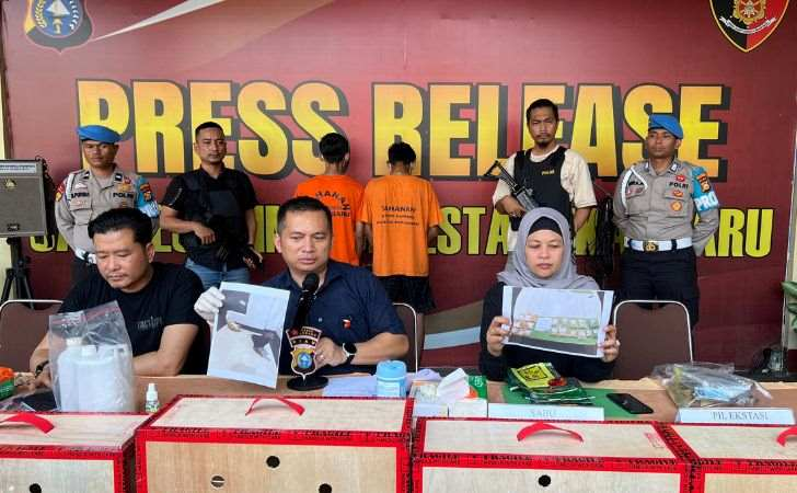 Pengirim Narkoba Dalam Paket Ayam Jago Melalui Bandara Pekanbaru Akhirnya Ditangkap