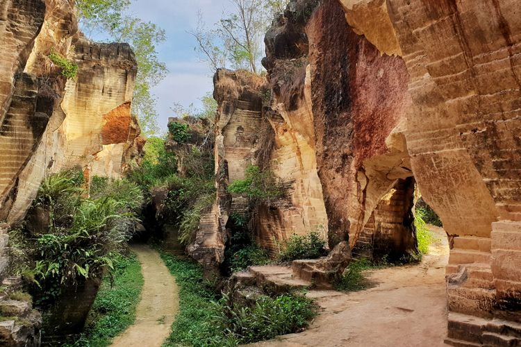 Eksplorasi Wisata Unik di Bukit Pelalangan Arosbaya