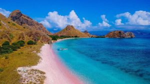 Read more about the article Pulau Komodo Ungkap Keindahan Pantai Merah yang Memukau